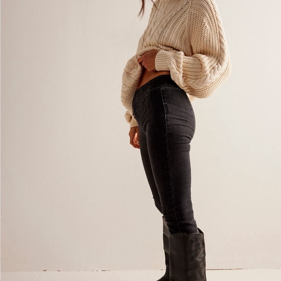 We The Free Carousel Pull-On Capris. Worn once. Super stretchy and flattering! - Picture 3 of 6